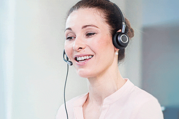 Một người phụ nữ làm việc với tai nghe Call Center giá rẻ