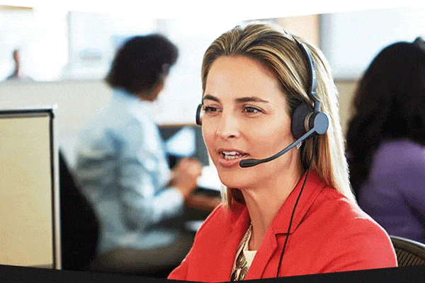 Một người phụ nữ làm việc với tai nghe Call Center giá rẻ