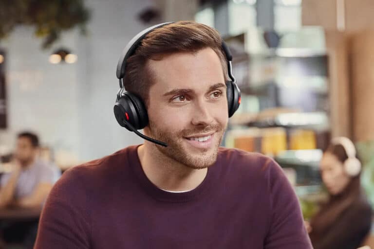Một người đàn ông đang đeo tai nghe có mic tốt cho laptop