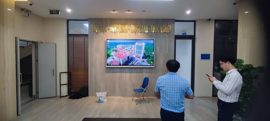 Kiểm tra hoạt động sau khi lắp đặt màn hình tương tác Samsung Flip 85 inch LH85WMBWLGCXXV tại Đại học Công nghiệp Hà Nội