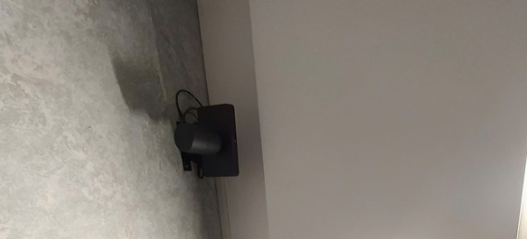 Kỹ thuật viên Ngọc Thiên lắp đặt máy chiếu tại Hà Nội