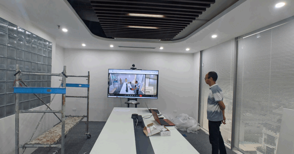 Nhân viên kỹ thuật Ngọc Thiên thực hiện lắp đặt hệ thống