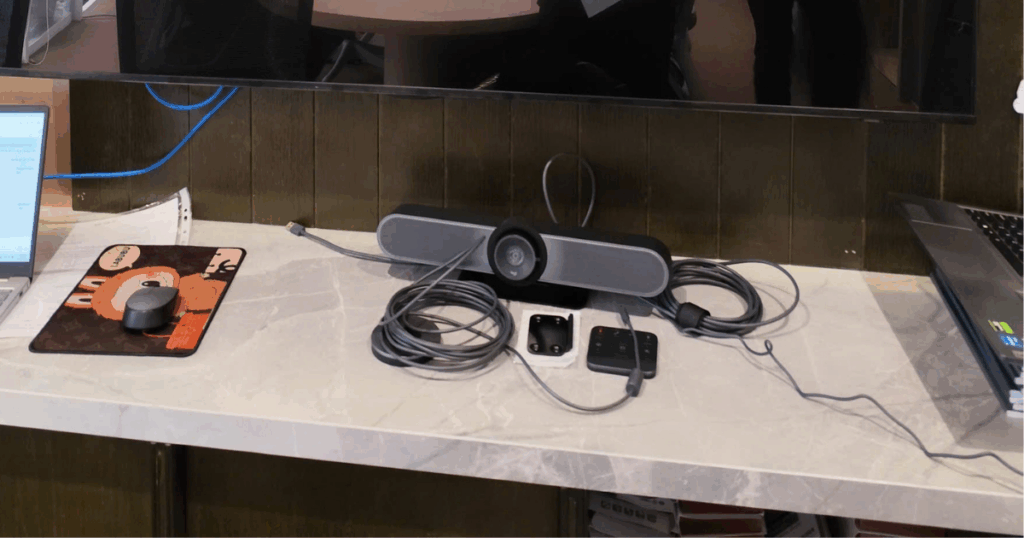 Hình ảnh lắp đặt thực tế camera hội nghị Logitech Meetup cho văn phòng vật liệu xây dựng tại HCM