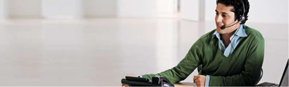 nguoi dan ong su dung tai nghe