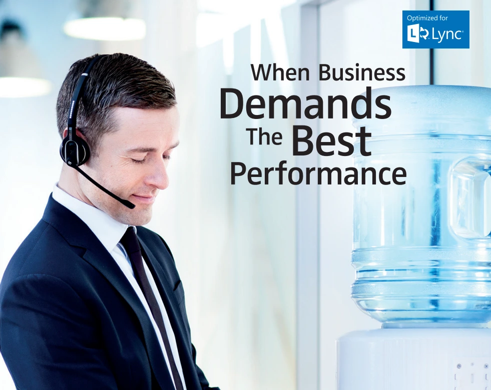 Một người đàn ông đang đeo tai nghe Sennheiser DW Pro 1 ML