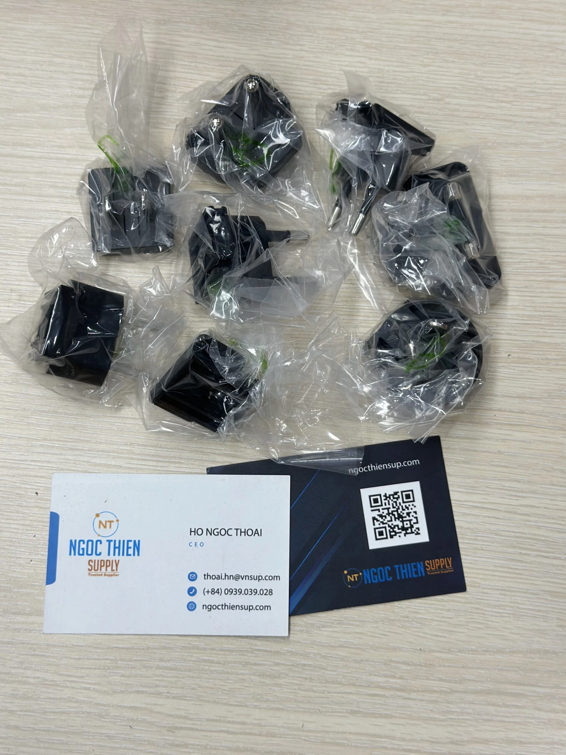 Đầu cắm nguồn của thiết bị hội nghị logitech group