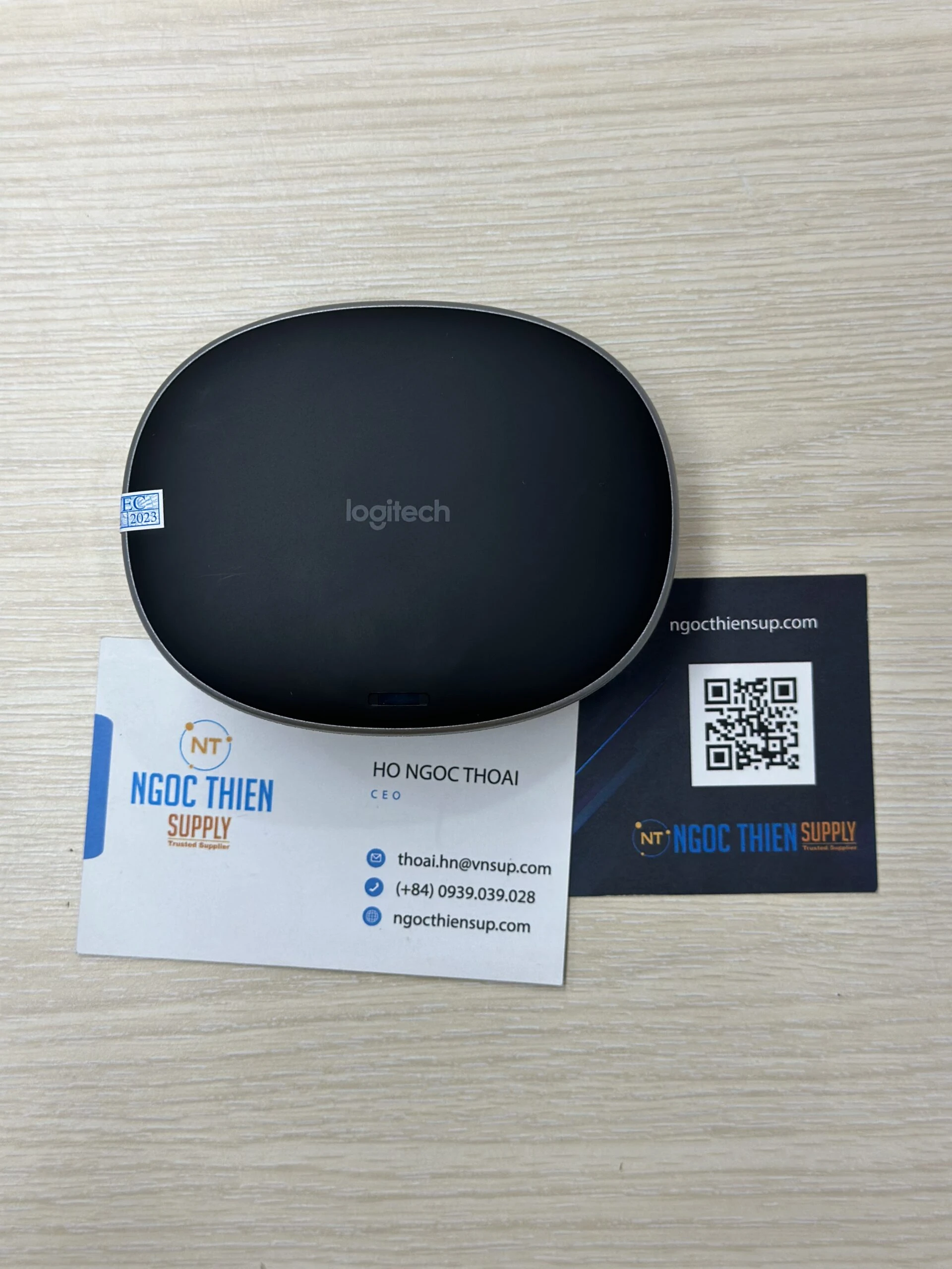 Mặt trên hub kết nối của bộ logitech group