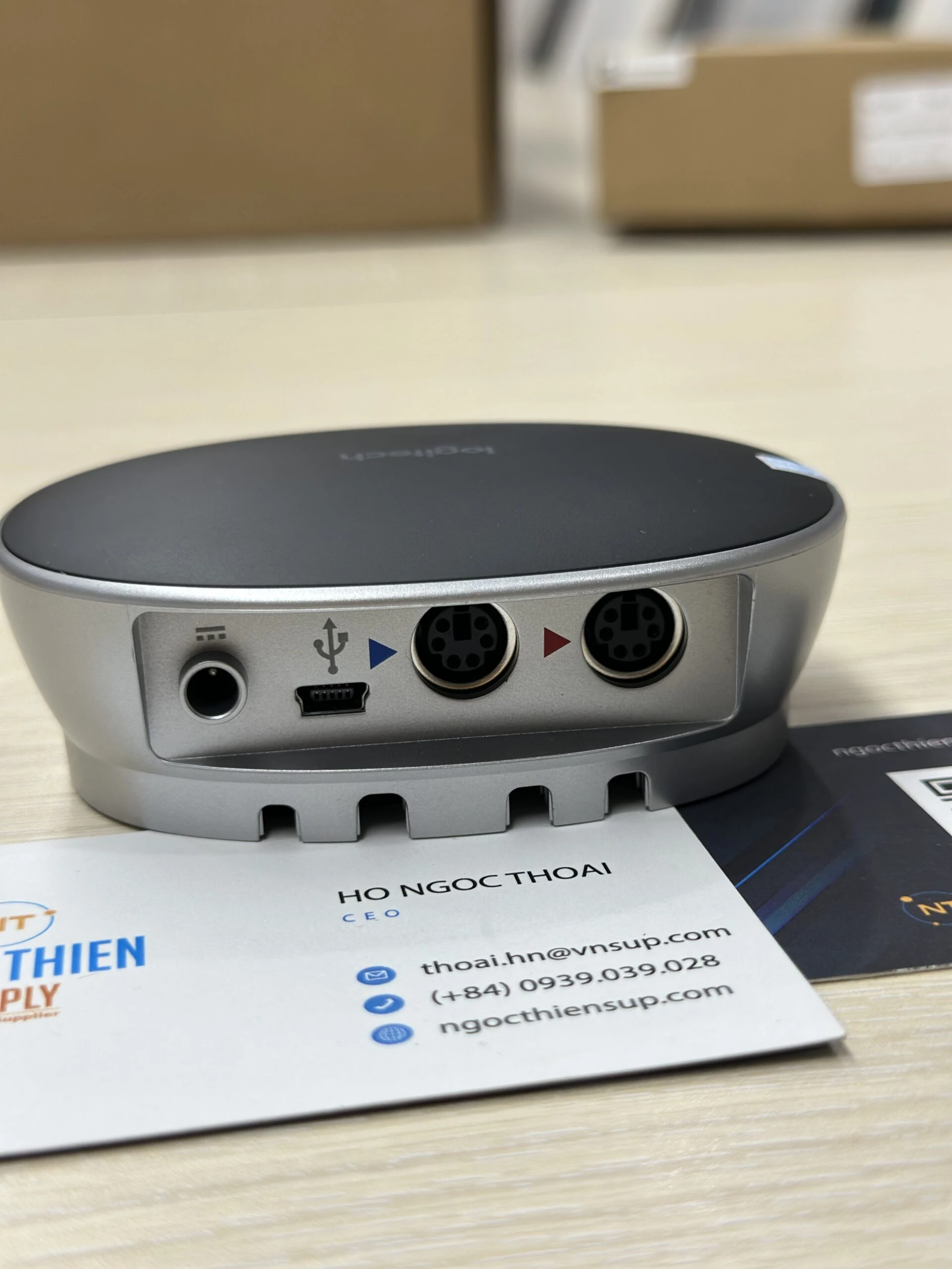 Mặt bên hub kết nối bộ logitech group có các cổng kết nối