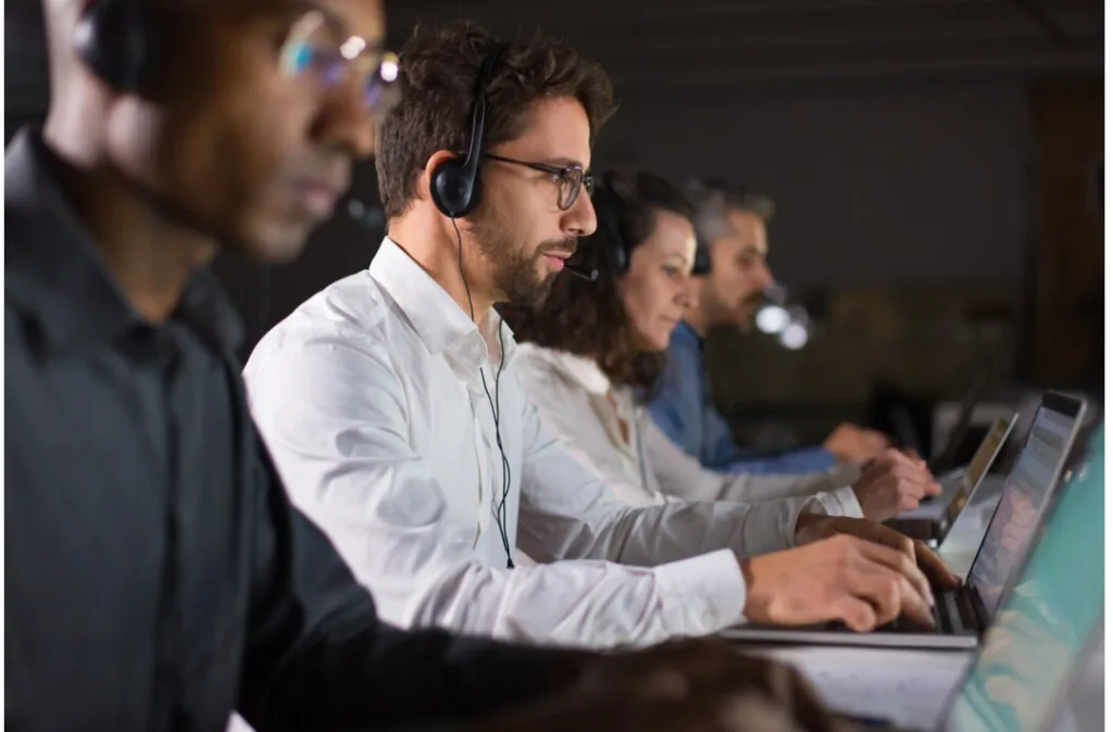 Các tổng đài viên đeo tai nghe làm việc