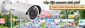 Lắp đặt camera nhà phố đem lại nhiều lợi ích tại Quy Nhơn Tệ nạn trộm cắp ngày càng gia tăng cho nên nhiều hộ gia đình đã nâng cao phòng chống trộm cắp bằng việc lắp camera chống trộm. Đây là cách vô cùng hiệu quả để kiểm tra và giám sát khu vực nhà ở của mình đồng thời tránh được những sự cố ngoài ý muốn xảy ra. Trong bài viết hôm nay, chúng tôi sẽ tư vấn cho bạn cách lắp đặt camera nhà phố hiệu quả. Cách chọn mua camera nhà phố tốt nhất Trước khi lắp đặt camera nhà phố, bạn nên cân nhắc 2 yếu tố sau để chọn mua được loại camera chất lượng nhất Hãng camera uy tín Đừng ham mê những loại camera có giá thành rẻ, không rõ nguồn gốc mà hãy đầu tư vào những loại camera chính hãng có giá trong phạm vi chi trả của bạn. Sử dụng những thương hiệu camera lâu đời, nổi tiếng trên thị trường sẽ mang lại sự an tâm cho bạn khi sử dụng. Những camera có thương hiệu sẽ đảm bảo cho bạn chất lượng hình ảnh và độ bền cao giúp tiết kiệm được chi phí cho gia đình bạn. Vì những lần bạn phải bảo trì, bảo hành hay lắp đặt lại hệ thống camera có thể sẽ tốn nhiều chi phí hơn so với ngay từ đầu chọn mua sản phẩm chất lượng chính hãng. Điều quan trọng hơn tiền bạc là đời tư của bạn. Sử dụng những loại camera rẻ tiền có thể thông tin cá nhân của bạn sẽ bị xâm phạm. Nơi bán tin cậy, có người lắp đặt chuyên nghiệp Rất nhiều nơi bán camera nên bạn cần phải tìm hiểu và tham khảo nhiều nguồn thông tin để lựa chọn nơi cung cấp camera chính hãng. Những nơi uy tín sẽ có người lắp đặt camera chuyên nghiệp. Người lắp đặt camera nhà phố đúng kỹ thuật sẽ giúp camera đạt được hiệu quả hoạt động tối đa. Mục đích lắp đặt camera nhà phố Ngoài ra khi chọn mua camera bạn nên xác định rõ mục đích mua Vì trên thị trường có vô số loại camera với chức năng khác, góc quay, độ lưu trữ… khác nhau. Bạn cần lắp đặt camera cho nhà của mình, cho nhà xưởng, hay công ty của bạn? Xác định được nhu cầu sử dụng sẽ giúp người tư vấn dễ dàng chọn cho bạn loại camera phù hợp nhất. Ví dụ mục đích của bạn là lắp đặt camera nhà phố cho căn hộ của mình Thì nên chọn loại camera wifi không dây Để lúc nào bạn cũng kiểm soát được tình hình khu vực nhà ở của mình Hơn nữa sử dụng camera không dây có kết nối wifi: Dễ sử dụng Dễ lắp đặt Không mất quá nhiều thời gian và giá thành cũng phải chăng Những lưu ý về vị trí lắp đặt camera nhà phố Dưới đây là những kinh nghiệm về vị trí đặt camera và hướng đặt để thu được hình ảnh rõ nét Cửa chính và cửa sau Đây là hai vị trí lắp đặt camera nhà phố được nhiều hộ gia đình lựa chọn. Nếu bạn đặt camera ở cửa chính thì đặt thẳng ngay ở phía ngoài luôn Đừng để hướng camera từ trong nhìn ra ngoài vì như vậy Sẽ dẫn đến tình trạng hình ảnh bị lóe sáng không rõ nét Hơn nữa chú ý né những vị trí ngược sáng để đảm bảo chất lượng hình ảnh. Đối với vị trí camera cửa sau nên đặt camera ốp trên trần nhà - nơi có vị trí cao để có thể bao quát được toàn cảnh. Cầu thang là vị trí giao nhau giữa các tầng lầu Nên lắp đặt camera ở đây là điều hợp lý. Vì nếu có sự cố xảy ra trong nhà bạn hoặc kẻ gian đột nhập thì bạn vẫn quan sát và kiểm soát được tình hình, có nhiều thời gian hơn để giải quyết cũng như nhận diện được mặt của kẻ gian. Các phòng trong nhà Nếu như gia đình bạn thường xuyên phải đi xa, đi công tác hoặc có con nhỏ thì bạn nên lắp đặt camera nhà phố để tránh tình trạng mất cắp tài sản và đảm bảo con bạn luôn trong tầm mắt của bạn dù không ở gần. Bạn có thể cài đặt thêm mật khẩu để bảo mật đời tư của mình. Hành lang Vị trí này rất lý tưởng cho việc phòng chống trộm cắp vì camera lắp đặt ở ban công sẽ cho tầm nhìn rộng và quát nguyên căn nhà. Đổng thời vị trí đặt camera cao giúp phòng ngừa trường hợp kẻ xấu điều chỉnh góc camera quan sát. Như vậy trước công dụng của việc lắp đặt camera nhà phố tại sao bạn không sở hữu ngay thiết bị này để khu nhà ở của bạn lúc nào cũng trong tầm kiểm soát ngay cả khi bạn vắng mặt? Khách hàng có nhu cầu lắp đặt camera nhà phố vui lòng liên hệ Công ty TNHH TMK. Đội ngũ nhân viên có kinh nghiệm Chuyên môn cao sẵn sàng hỗ trợ, tư vấn khách hàng và đặc biệt Bạn sẽ được tận hưởng chế độ bảo hành, hỗ trợ tốt nhất. banner camera  