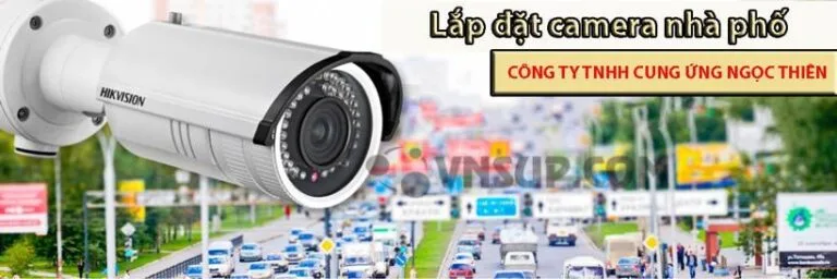 Lắp đặt camera nhà phố đem lại nhiều lợi ích tại Quy Nhơn Tệ nạn trộm cắp ngày càng gia tăng cho nên nhiều hộ gia đình đã nâng cao phòng chống trộm cắp bằng việc lắp camera chống trộm. Đây là cách vô cùng hiệu quả để kiểm tra và giám sát khu vực nhà ở của mình đồng thời tránh được những sự cố ngoài ý muốn xảy ra. Trong bài viết hôm nay, chúng tôi sẽ tư vấn cho bạn cách lắp đặt camera nhà phố hiệu quả. Cách chọn mua camera nhà phố tốt nhất Trước khi lắp đặt camera nhà phố, bạn nên cân nhắc 2 yếu tố sau để chọn mua được loại camera chất lượng nhất Hãng camera uy tín Đừng ham mê những loại camera có giá thành rẻ, không rõ nguồn gốc mà hãy đầu tư vào những loại camera chính hãng có giá trong phạm vi chi trả của bạn. Sử dụng những thương hiệu camera lâu đời, nổi tiếng trên thị trường sẽ mang lại sự an tâm cho bạn khi sử dụng. Những camera có thương hiệu sẽ đảm bảo cho bạn chất lượng hình ảnh và độ bền cao giúp tiết kiệm được chi phí cho gia đình bạn. Vì những lần bạn phải bảo trì, bảo hành hay lắp đặt lại hệ thống camera có thể sẽ tốn nhiều chi phí hơn so với ngay từ đầu chọn mua sản phẩm chất lượng chính hãng. Điều quan trọng hơn tiền bạc là đời tư của bạn. Sử dụng những loại camera rẻ tiền có thể thông tin cá nhân của bạn sẽ bị xâm phạm. Nơi bán tin cậy, có người lắp đặt chuyên nghiệp Rất nhiều nơi bán camera nên bạn cần phải tìm hiểu và tham khảo nhiều nguồn thông tin để lựa chọn nơi cung cấp camera chính hãng. Những nơi uy tín sẽ có người lắp đặt camera chuyên nghiệp. Người lắp đặt camera nhà phố đúng kỹ thuật sẽ giúp camera đạt được hiệu quả hoạt động tối đa. Mục đích lắp đặt camera nhà phố Ngoài ra khi chọn mua camera bạn nên xác định rõ mục đích mua Vì trên thị trường có vô số loại camera với chức năng khác, góc quay, độ lưu trữ… khác nhau. Bạn cần lắp đặt camera cho nhà của mình, cho nhà xưởng, hay công ty của bạn? Xác định được nhu cầu sử dụng sẽ giúp người tư vấn dễ dàng chọn cho bạn loại camera phù hợp nhất. Ví dụ mục đích của bạn là lắp đặt camera nhà phố cho căn hộ của mình Thì nên chọn loại camera wifi không dây Để lúc nào bạn cũng kiểm soát được tình hình khu vực nhà ở của mình Hơn nữa sử dụng camera không dây có kết nối wifi: Dễ sử dụng Dễ lắp đặt Không mất quá nhiều thời gian và giá thành cũng phải chăng Những lưu ý về vị trí lắp đặt camera nhà phố Dưới đây là những kinh nghiệm về vị trí đặt camera và hướng đặt để thu được hình ảnh rõ nét Cửa chính và cửa sau Đây là hai vị trí lắp đặt camera nhà phố được nhiều hộ gia đình lựa chọn. Nếu bạn đặt camera ở cửa chính thì đặt thẳng ngay ở phía ngoài luôn Đừng để hướng camera từ trong nhìn ra ngoài vì như vậy Sẽ dẫn đến tình trạng hình ảnh bị lóe sáng không rõ nét Hơn nữa chú ý né những vị trí ngược sáng để đảm bảo chất lượng hình ảnh. Đối với vị trí camera cửa sau nên đặt camera ốp trên trần nhà - nơi có vị trí cao để có thể bao quát được toàn cảnh. Cầu thang là vị trí giao nhau giữa các tầng lầu Nên lắp đặt camera ở đây là điều hợp lý. Vì nếu có sự cố xảy ra trong nhà bạn hoặc kẻ gian đột nhập thì bạn vẫn quan sát và kiểm soát được tình hình, có nhiều thời gian hơn để giải quyết cũng như nhận diện được mặt của kẻ gian. Các phòng trong nhà Nếu như gia đình bạn thường xuyên phải đi xa, đi công tác hoặc có con nhỏ thì bạn nên lắp đặt camera nhà phố để tránh tình trạng mất cắp tài sản và đảm bảo con bạn luôn trong tầm mắt của bạn dù không ở gần. Bạn có thể cài đặt thêm mật khẩu để bảo mật đời tư của mình. Hành lang Vị trí này rất lý tưởng cho việc phòng chống trộm cắp vì camera lắp đặt ở ban công sẽ cho tầm nhìn rộng và quát nguyên căn nhà. Đổng thời vị trí đặt camera cao giúp phòng ngừa trường hợp kẻ xấu điều chỉnh góc camera quan sát. Như vậy trước công dụng của việc lắp đặt camera nhà phố tại sao bạn không sở hữu ngay thiết bị này để khu nhà ở của bạn lúc nào cũng trong tầm kiểm soát ngay cả khi bạn vắng mặt? Khách hàng có nhu cầu lắp đặt camera nhà phố vui lòng liên hệ Công ty TNHH TMK. Đội ngũ nhân viên có kinh nghiệm Chuyên môn cao sẵn sàng hỗ trợ, tư vấn khách hàng và đặc biệt Bạn sẽ được tận hưởng chế độ bảo hành, hỗ trợ tốt nhất. banner camera  