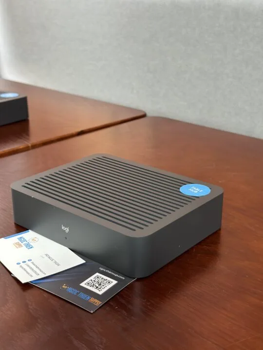 Mặt bên của Logitech Table Hub