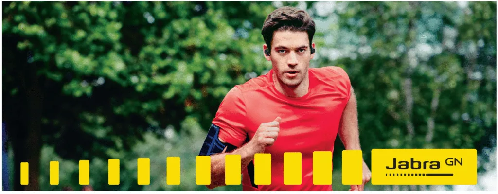 Một người đàn ông đeo tai nghe thể thao chống nước đang chạy bộ