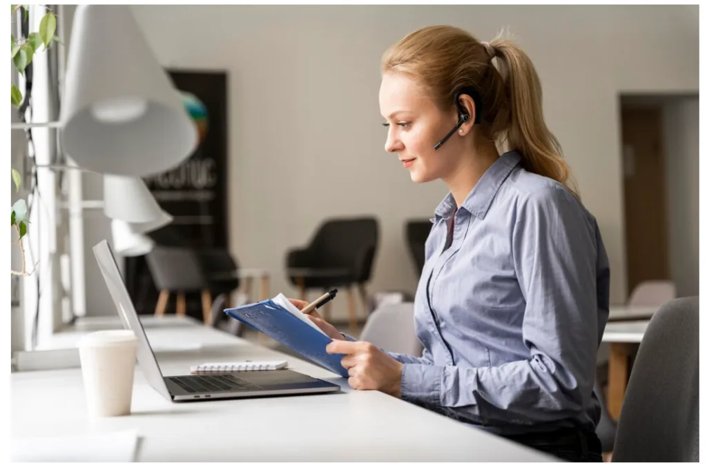 Đeo tai nghe văn phòng làm việc