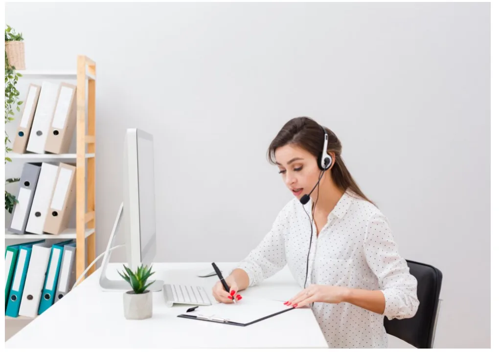 Một người phụ nữ đeo tai nghe văn phòng làm việc