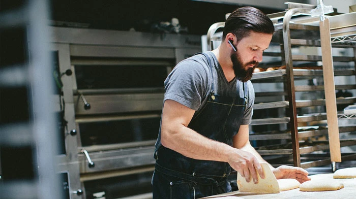 Jabra Stealth UC MS mang lại sự thoải mái vượt trội trong một thiết kế nhỏ nhắn. Trọng lượng của tai nghe được cân bằng hoàn hảo