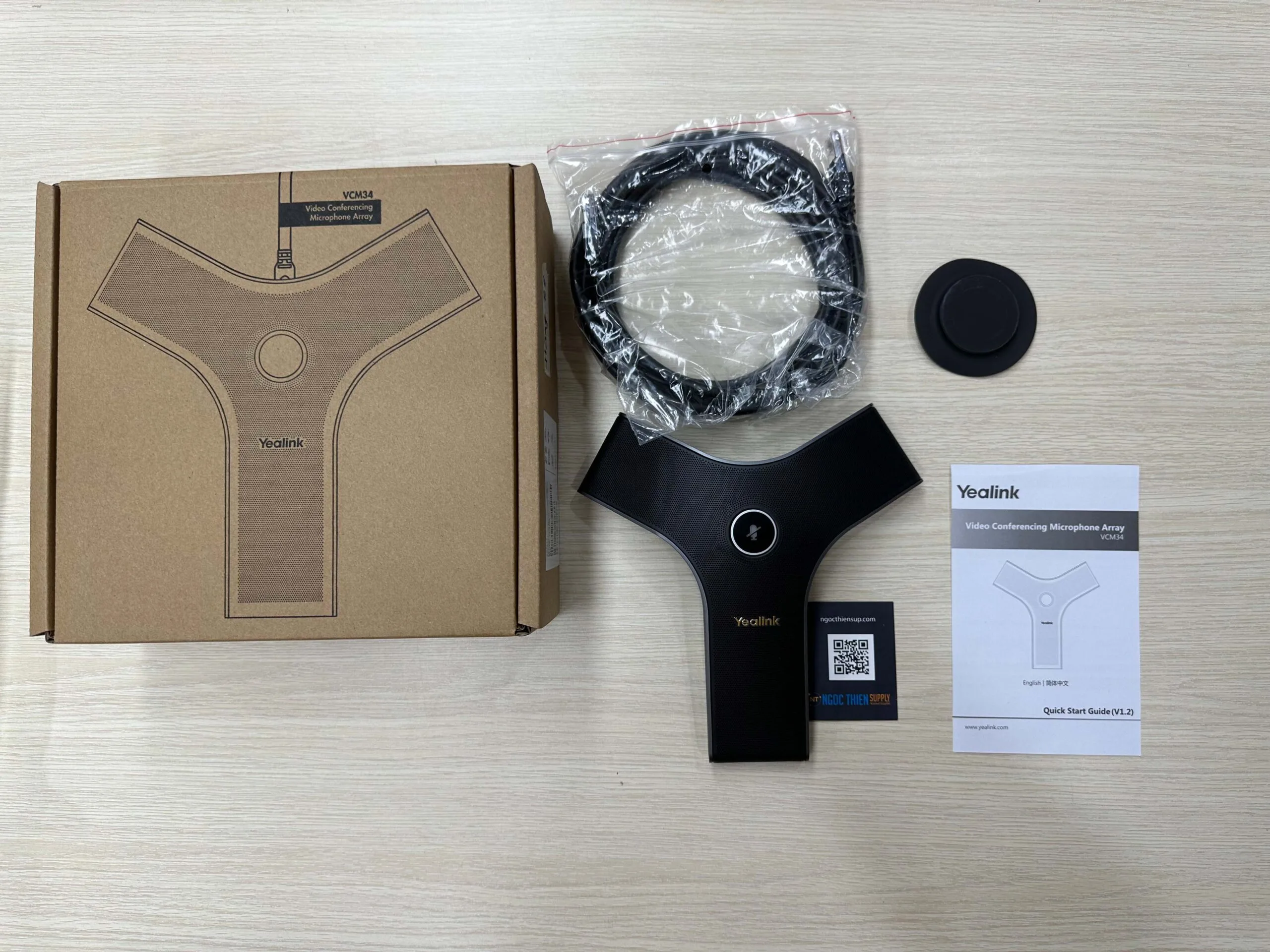 Bên trong hộp Yealink VCM34 có gì