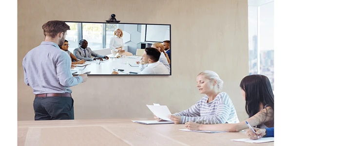 Thoải mái điều chỉnh khả năng xoay, nghiêng và thu phóng của Camera để tìm góc quay phù hợp