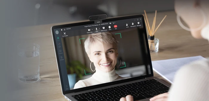 Webcam UVC20 lấy nét khung hình, chỉnh sáng tự động