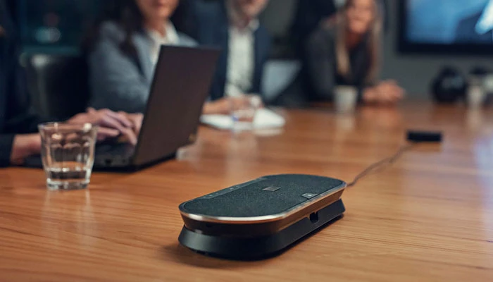 Được tạo ra bởi vật liệu chất lượng cao, vỏ ngoài được bao phủ tinh tế bởi lớp vải Kvadrat mịn màng cao cấp