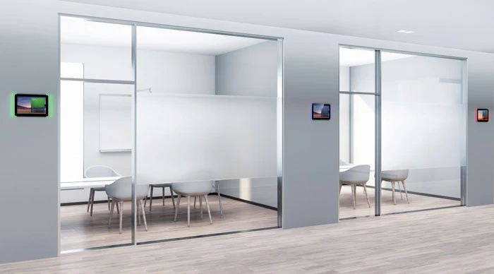 Thiết bị thường được gắn bên ngoài không gian phòng họp, cho phép hiển thị chi tiết cuộc họp