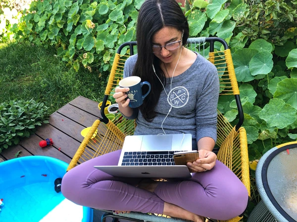 Jacquie Benetua-Rolens làm việc tại nhà trong sân của cô ấy.Tín dụng...Sam Rolens