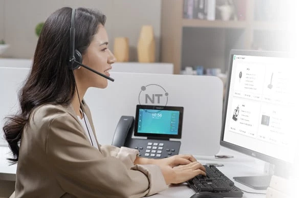 Một người phụ nữ đeo tai nghe Yealink YHS34 Lite Dual để học online