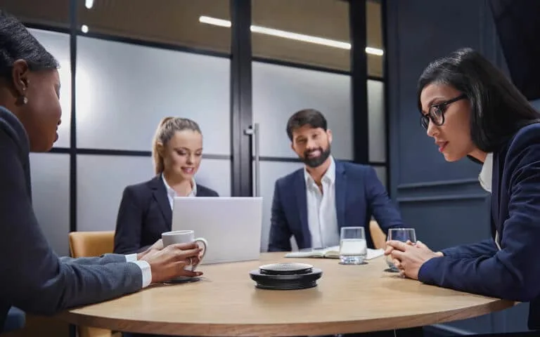 Điểm giống nhau giữa loa hội nghị Sennheiser SP 30 với Jabra 710