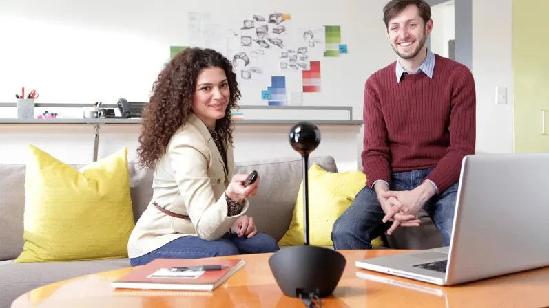 Sử dụng webcam học trực tuyến Logitech ConferenceCam BCC950 để đào tạo học viên trong phòng nhỏ hoặc nhóm nhỏ