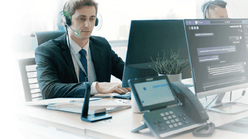 Sử dụng tai nghe chụp tai có mic giúp tăng hiệu suất công việc