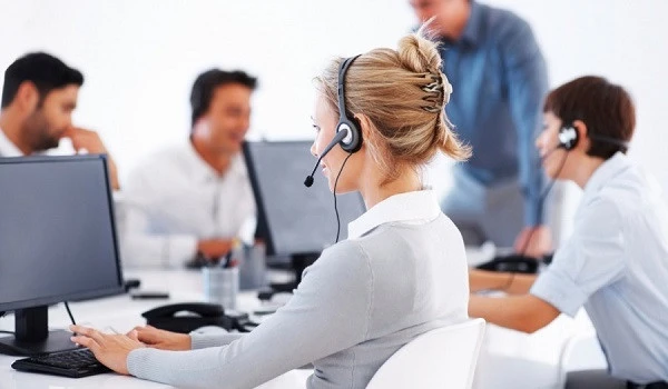 Văn phòng làm việc có đeo tai nghe Call Center có dây giá rẻ