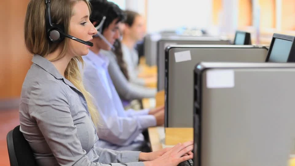 Văn phòng làm việc có đeo tai nghe Call Center có dây giá rẻ