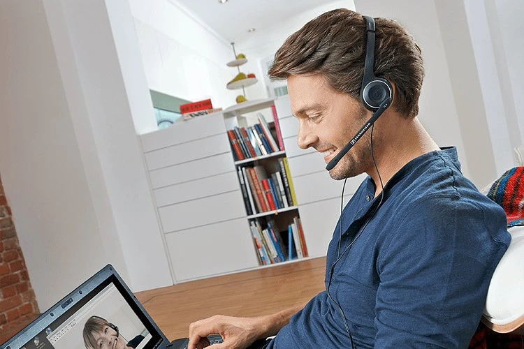 Một người đàn ông đeo tai nghe có mic đang làm việc