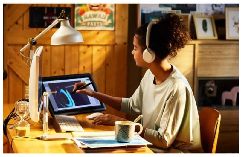 Một người phụ nữ đeo tai nghe Yealink BH76 with Charging Stand Light Gray