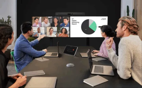 Webex-Room-Navigator-dung-voi-chuc-nang-dieu-khien-phong