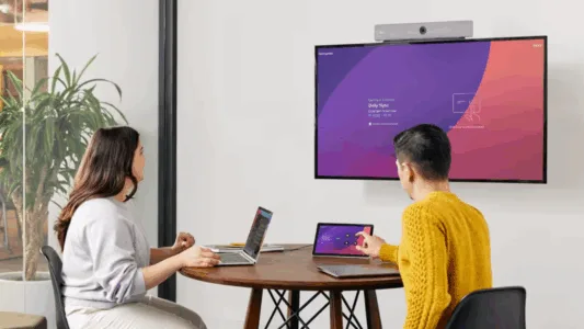 chay-Cisco Room Navigator tren-Cisco-RoomOS