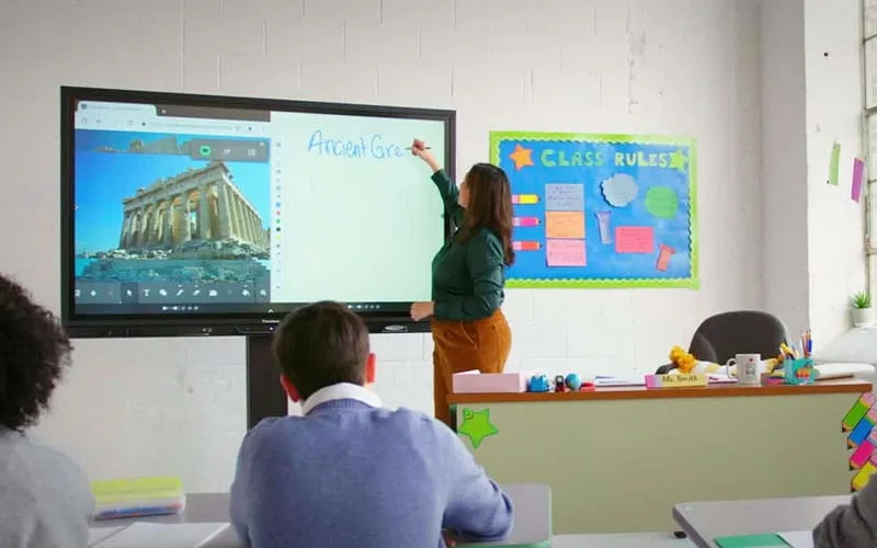 Cô giáo dạy học với màn hình tivi