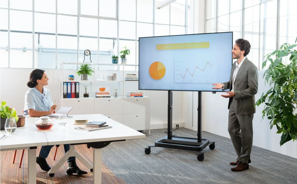 Ứng dụng giá treo tivi di động Vogel’s RISE 5308 trong phòng họp