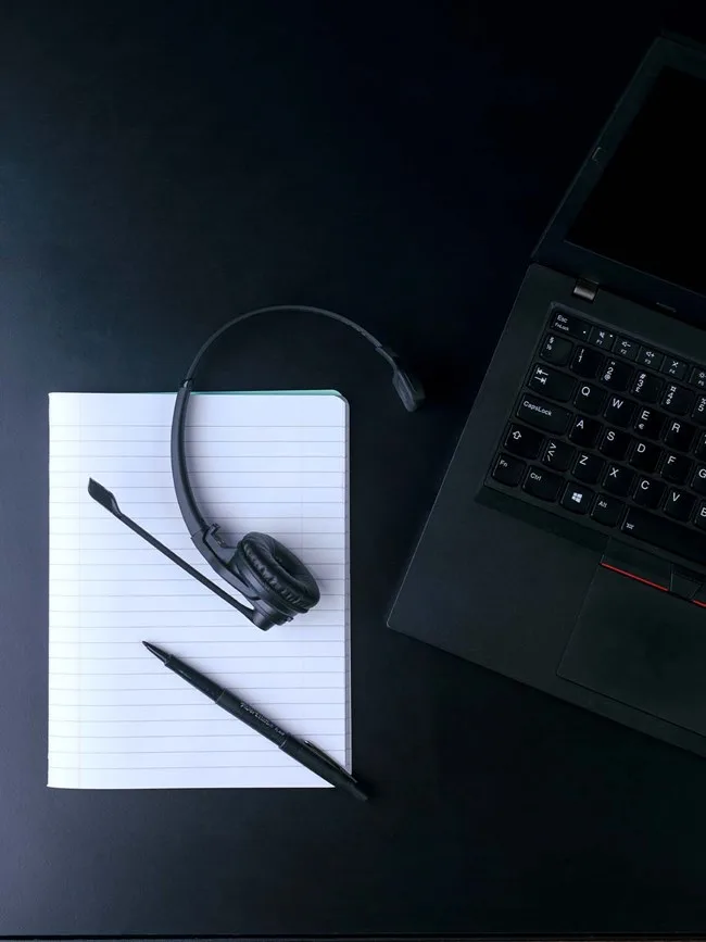 impact-mb-pro-series---headset-on-table-next-to-laptop