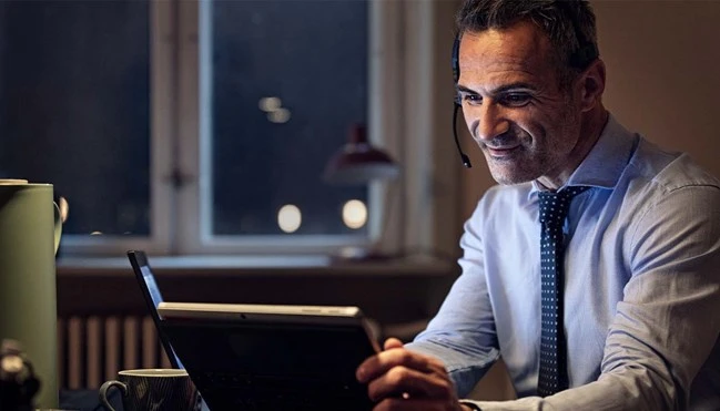 epos-impact-mb-pro-series---man-wearing-headset-working-on-laptop