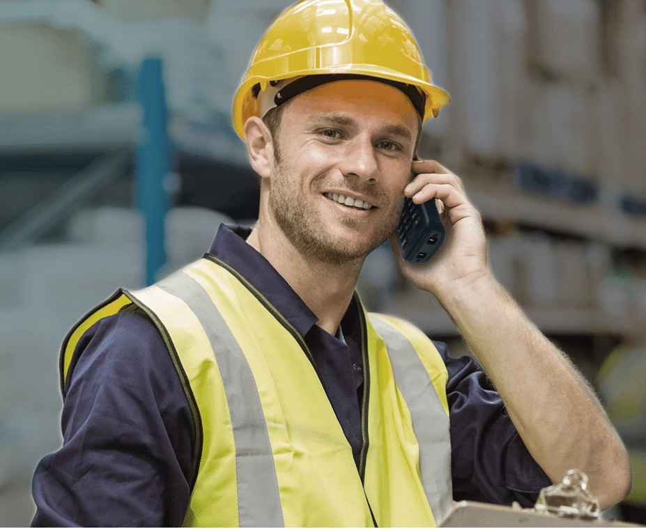 một người đàn ông đang nghe điện thoại yealink w57r