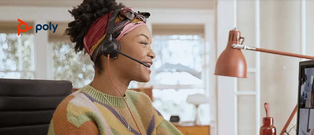 mot-nguoi-phu-nu-deo-tai-nghe-poly-lam-viec