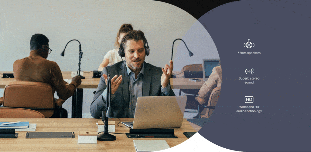 người đàn ông đeo tai nghe Yealink làm việc