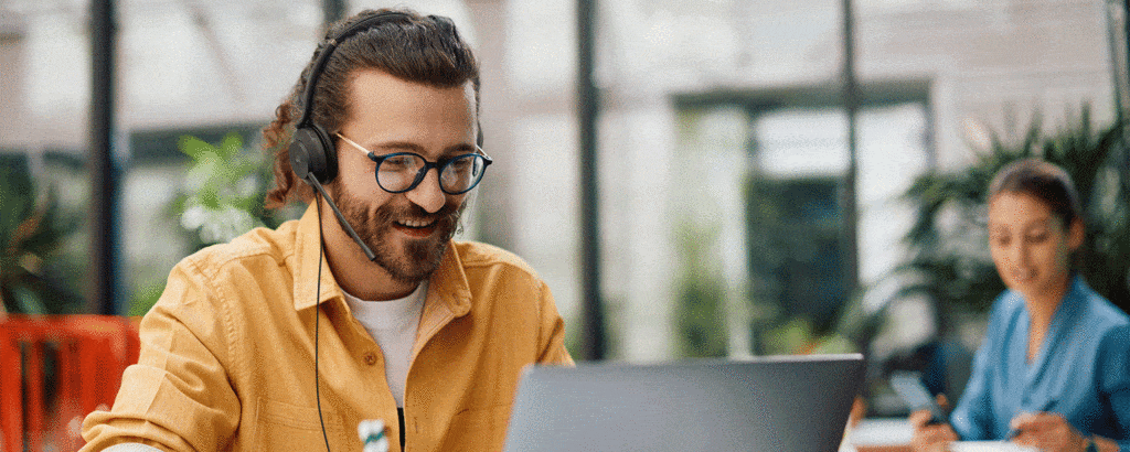 người đàn ông đeo tai nghe Yealink làm việc online