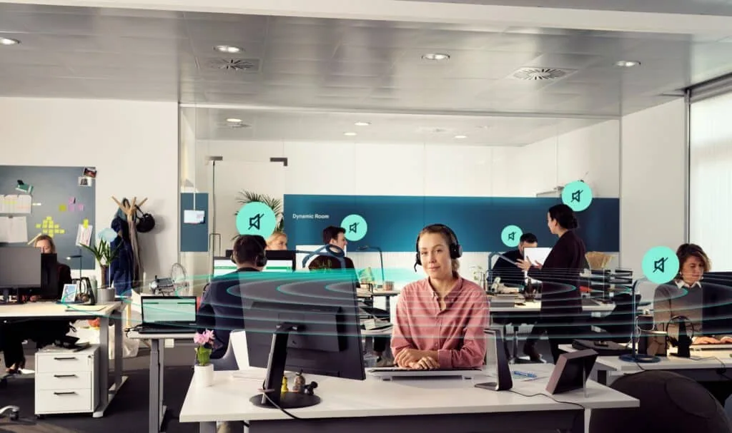 người phụ nữ đeo tai nghe epos impact 1000 series