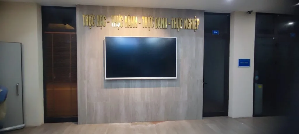 Lắp đặt màn hình tương tác Samsung Flip 85 inch LH85WMBWLGCXXV tại Đại học Công nghiệp Hà Nội