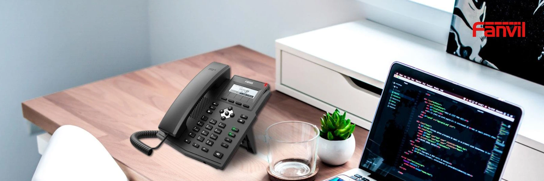 Điện thoại fanvil trên bàn làm việc