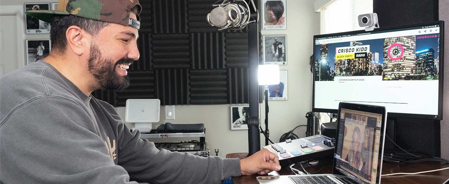 Ứng dụng Webcam Logitech Streamcam màu trắng trong livestream 2