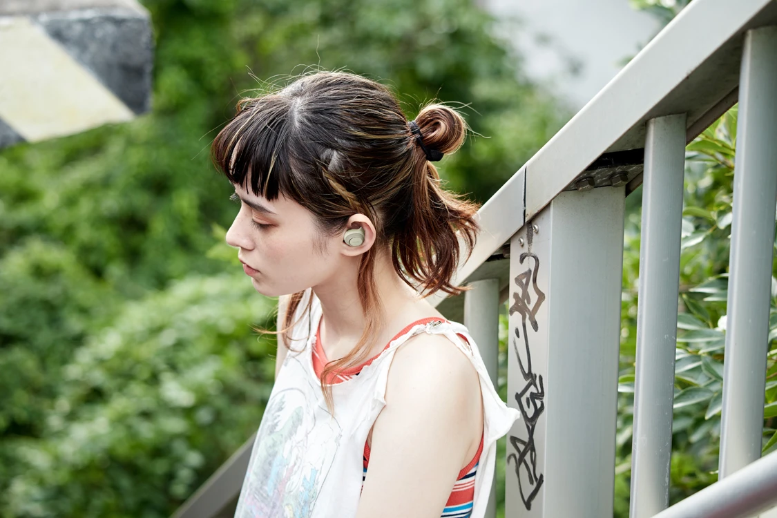 Đeo Tai Nghe True Wireless Nuarl N6 Sport Màu Warm Gray