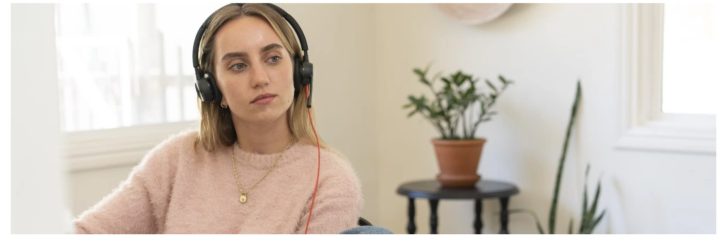 Đeo Tai Nghe Poly Blackwire 8225 Thoải Mái Cả Ngày Dài